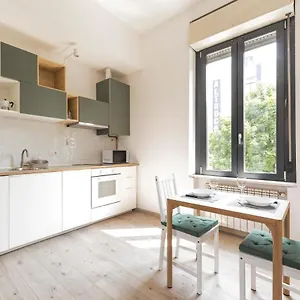 Maciachini Renovated Studio! , Milano Italia